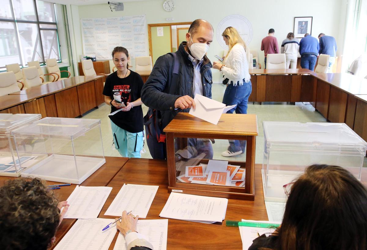 Un profesor de la UVigo, ejerciendo su derecho a voto.