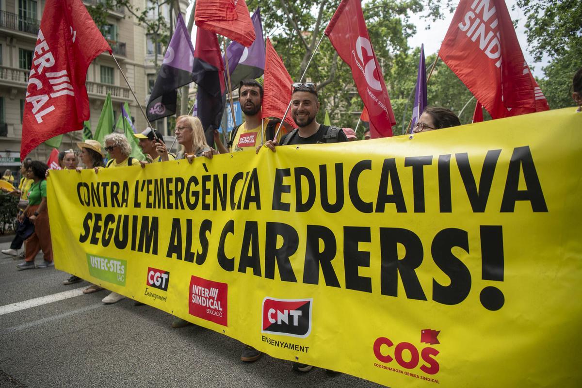 Manifestación por la educación pública en una nueva jornada de huelga del sector educativo, coincidiendo con la visita del papa. Profesores y profesoras de todas las etapas educativas han participado en una marcha desde Plaza España hasta el Parlamento de Catalunya. 9 de junio de 2026, Barcelona. Sociedad. Belén González.