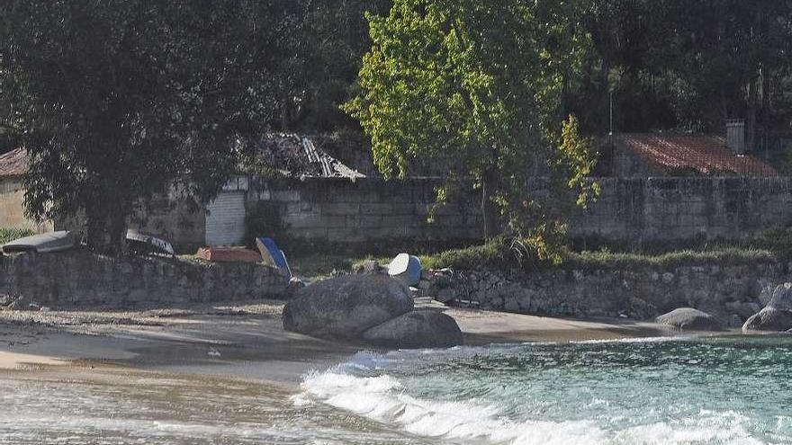 La playa de Mourisca y al fondo el edificio de la antigua salazón.  // Gonzalo Núñez