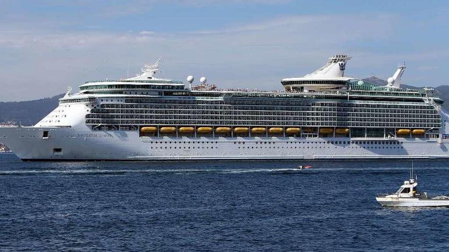 El megacrucero &quot;Navigator of the Seas&quot;, en una reciente visita a Vigo. // Marta G. Brea