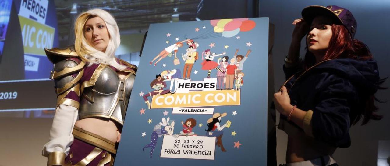 Dos jóvenes posan junto al cartel de la nueva edición de la Heroes Comic Con València, ayer en la Nau.