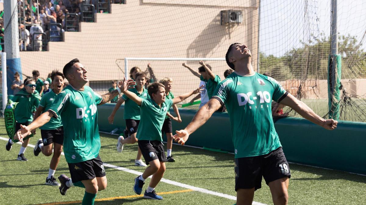 Mira todas las imágenes del triunfo del PE Sant Jordi para ascender a Tercera RFEF