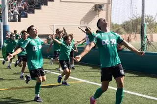 Mira todas las imágenes del triunfo del PE Sant Jordi para ascender a Tercera RFEF