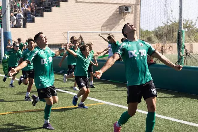 Mira todas las imágenes del triunfo del PE Sant Jordi para ascender a Tercera RFEF