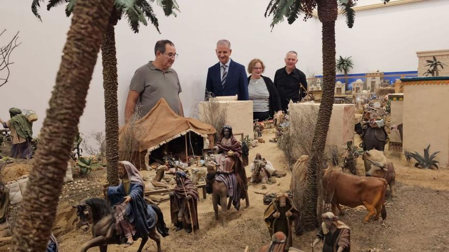 El alcalde, Francisco Linares, durante la visita a uno de los belenes.