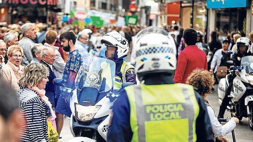 Dos agentes de Benidorm en pleno centro de la ciudad.