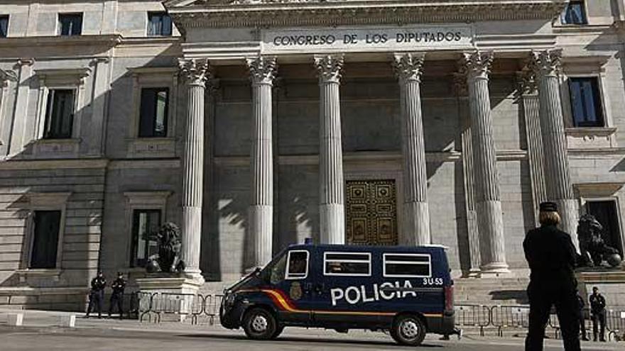 Policías Nacionales junto al Congreso de los Diputados.