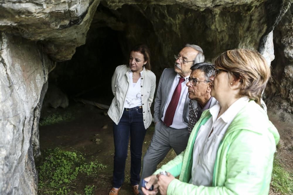 El alcalde de Oviedo, Wenceslao López, visita la cueva de Lluera