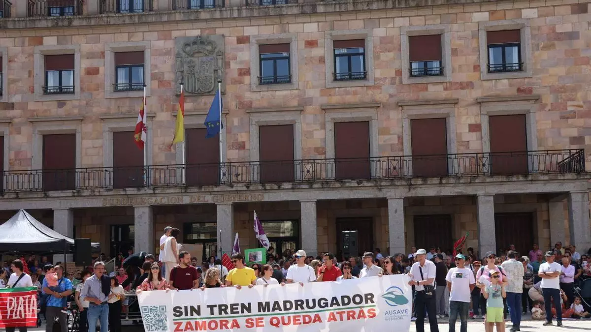 Protesta por el futuro ferroviario de Zamora: cientos de personas gritan "Tren madrugador"
