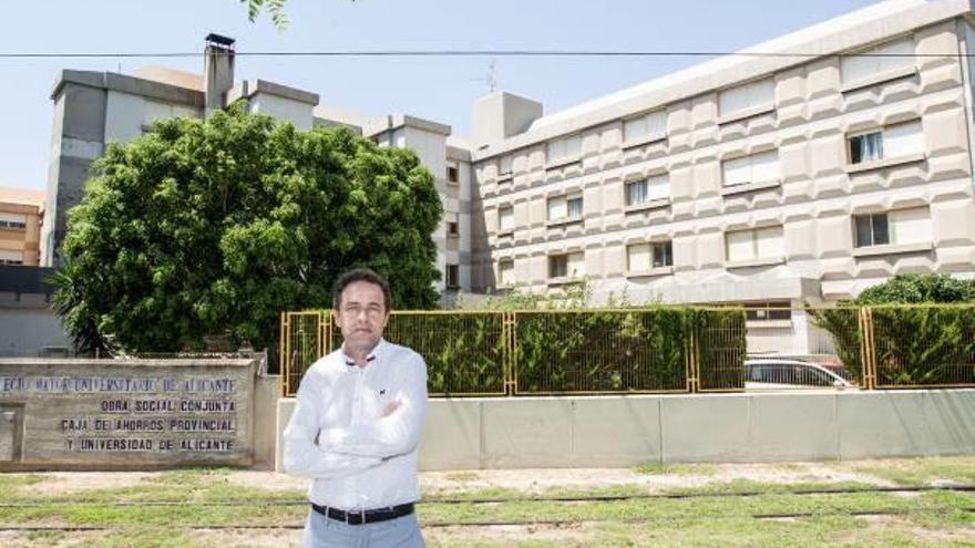 El vicerrector de Estudios ante el edificio donde el Rectorado tiene previsto instalar la Facultad de Medicina si la aprueba el Consell.