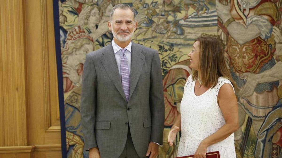 El Rey Felipe VI con la presidenta del Congreso, Francina Armengol..