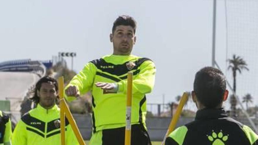 Javi Flores salta por el balón en un entrenamiento.