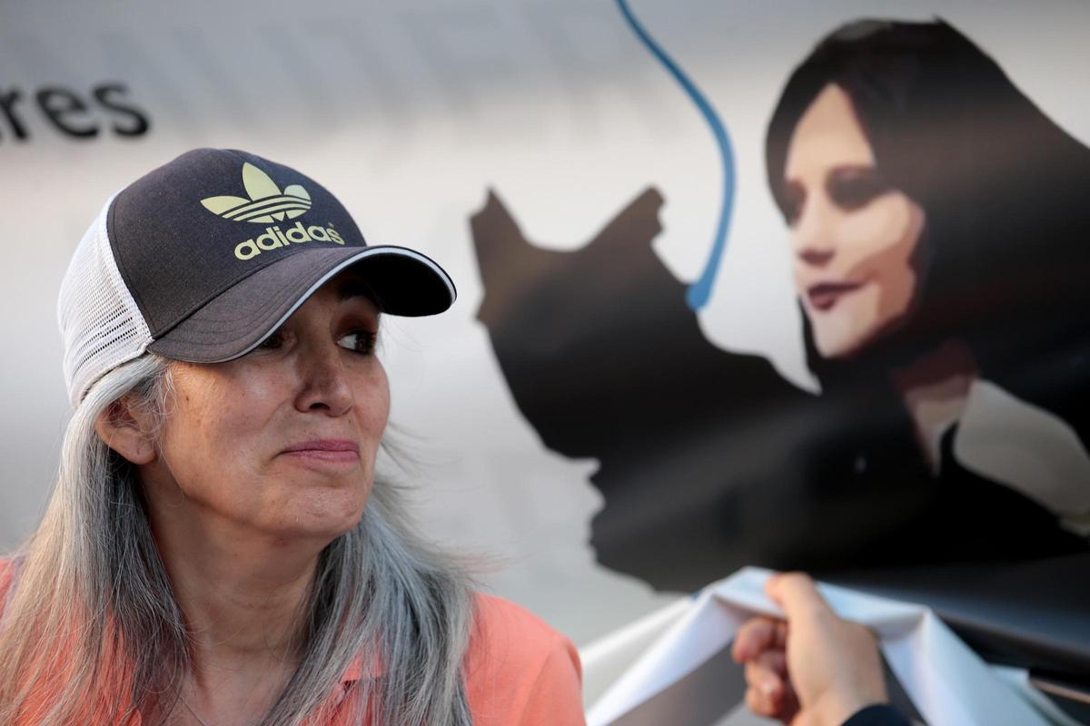 Fariba Ehsan en una manifestación frente al Congreso de los Diputados en 2022.
