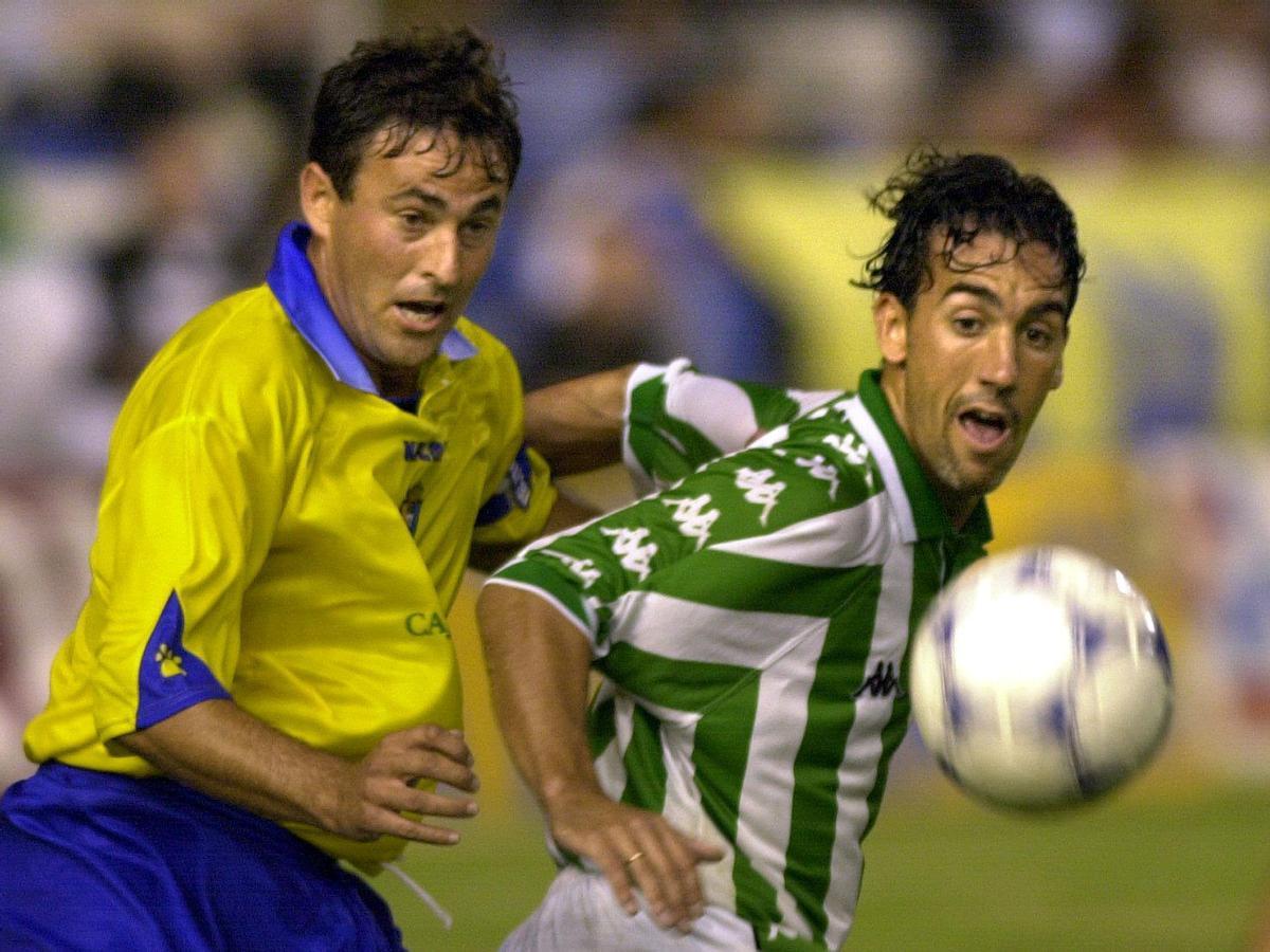 CADIZ-26/08/2000.-Oli, autor del primer gol del Real Betis (dcha) y Cortijo, del Cadiz (izq) disputan un balón durante el partido de futbol del XLVI Trofeo Carranza, que estan jugando esta noche estos dos equipos en el estadio gaditano de "Ramón de Carranza". EFE EDUARDO ABAD IMAGEN DIGITAL. deportiva accion 2000/2001 _ horizontal