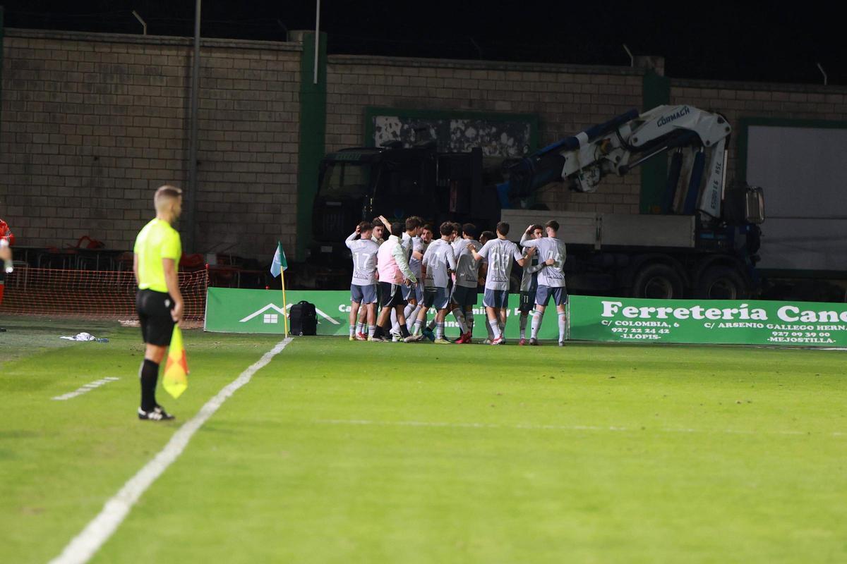 Los jugadores del Racing de Ferrol festejann el tanto de la victoria en el partido de la primera vuelta.