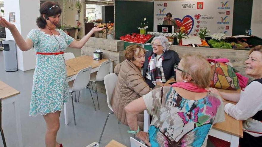 Espectáculos para animar las compras  |  El mercado del Progreso acogió ayer el espectáculo Mornings Love, en el que la actriz Blanca Cendán y el músico Suso Alonso interactuaron con la clientela del mercado versionando canciones de Rita Pavone o Mina. En esta propuesta, inspirada en la estética y en la música de los años 60, los artistas muestran su amor por los mercados. Esta acción forma parte de la Campaña Internacional Love Your Local Market a la que se han sumado las siete plazas de abastos de la ciudad.