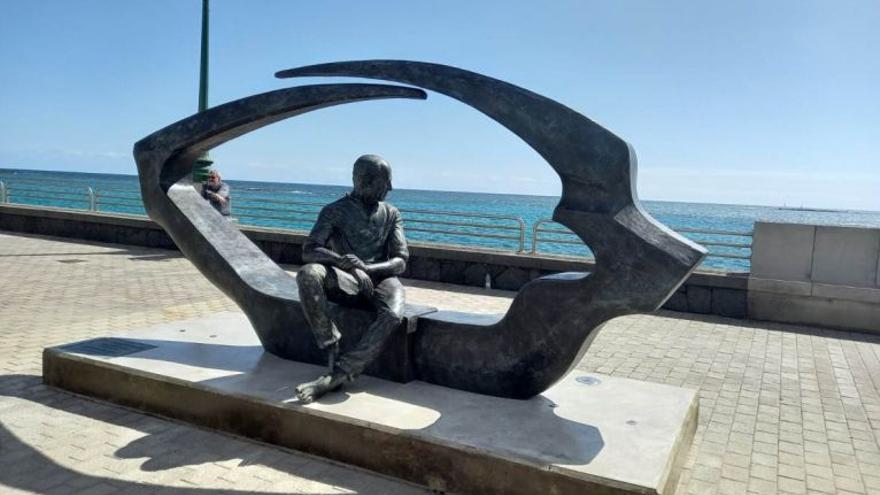 Escultura &#039;La mirada de César&#039;, instalada en la avenida marítima de Arrecife.