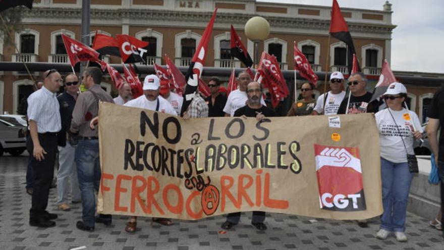 Trabajadores de Renfe protestando esta mañana en la puerta de la estación del Carmen