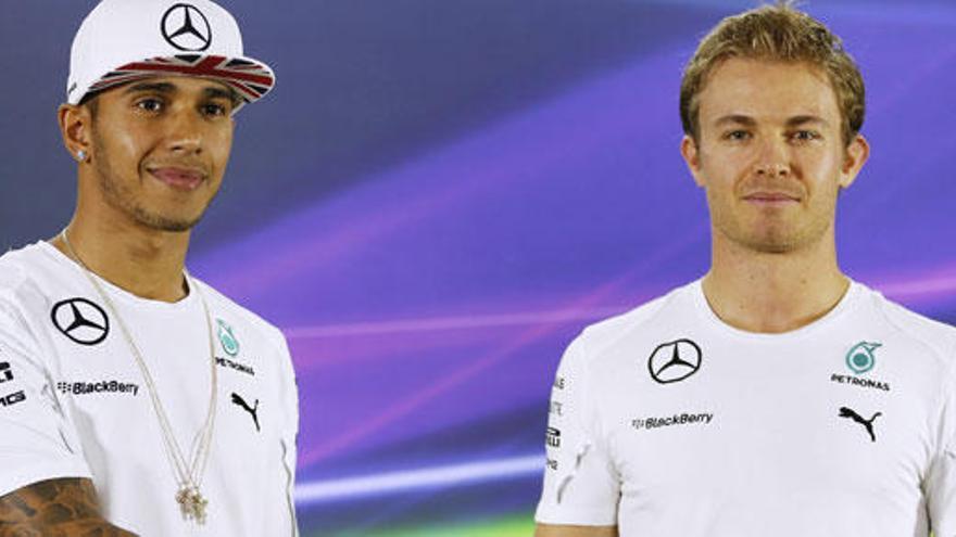 Rosberg y Hamilton posan juntos en Abu Dabi