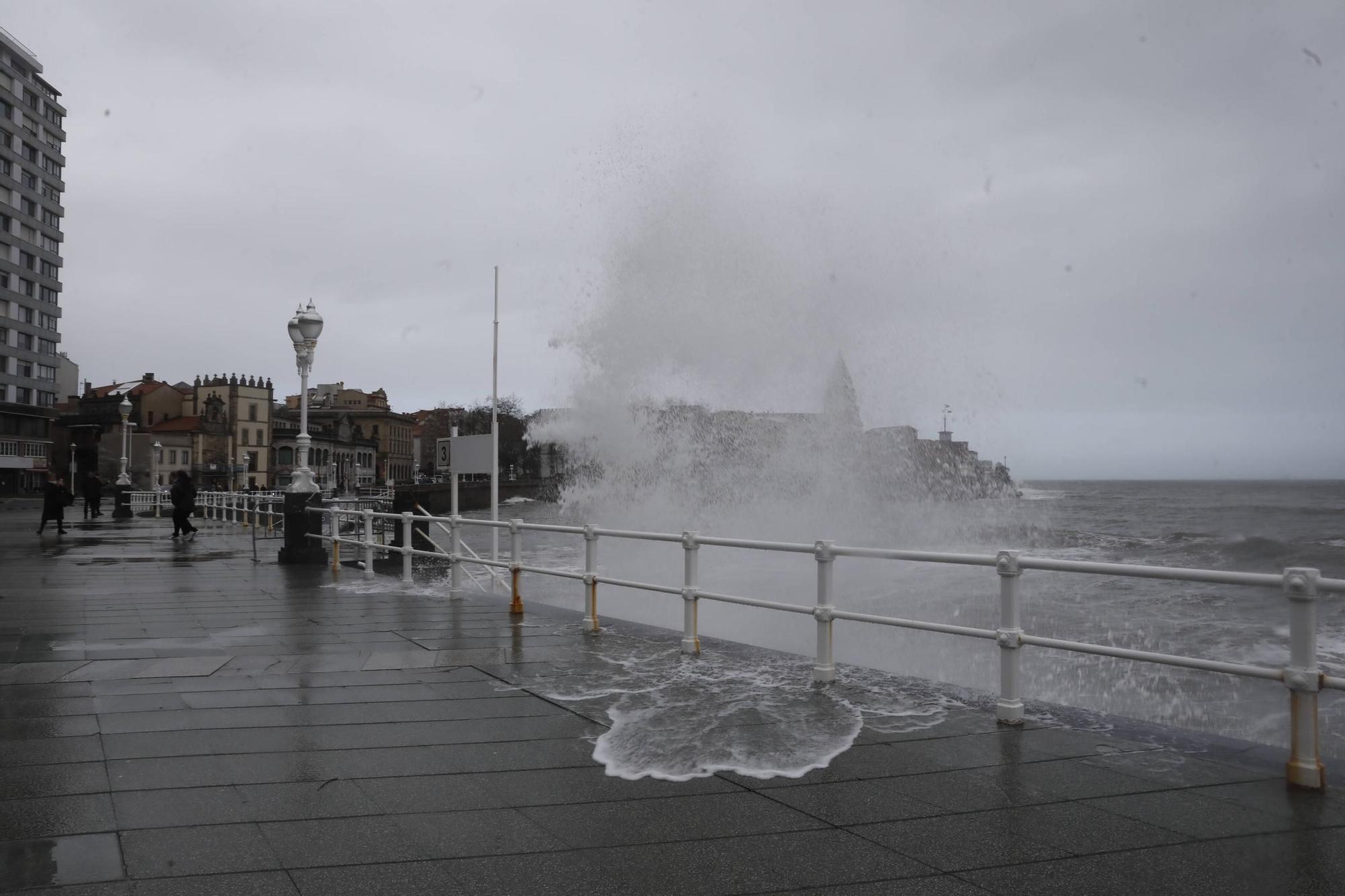 El oleaje sigue azotando la costa de Gijón (en imágenes)