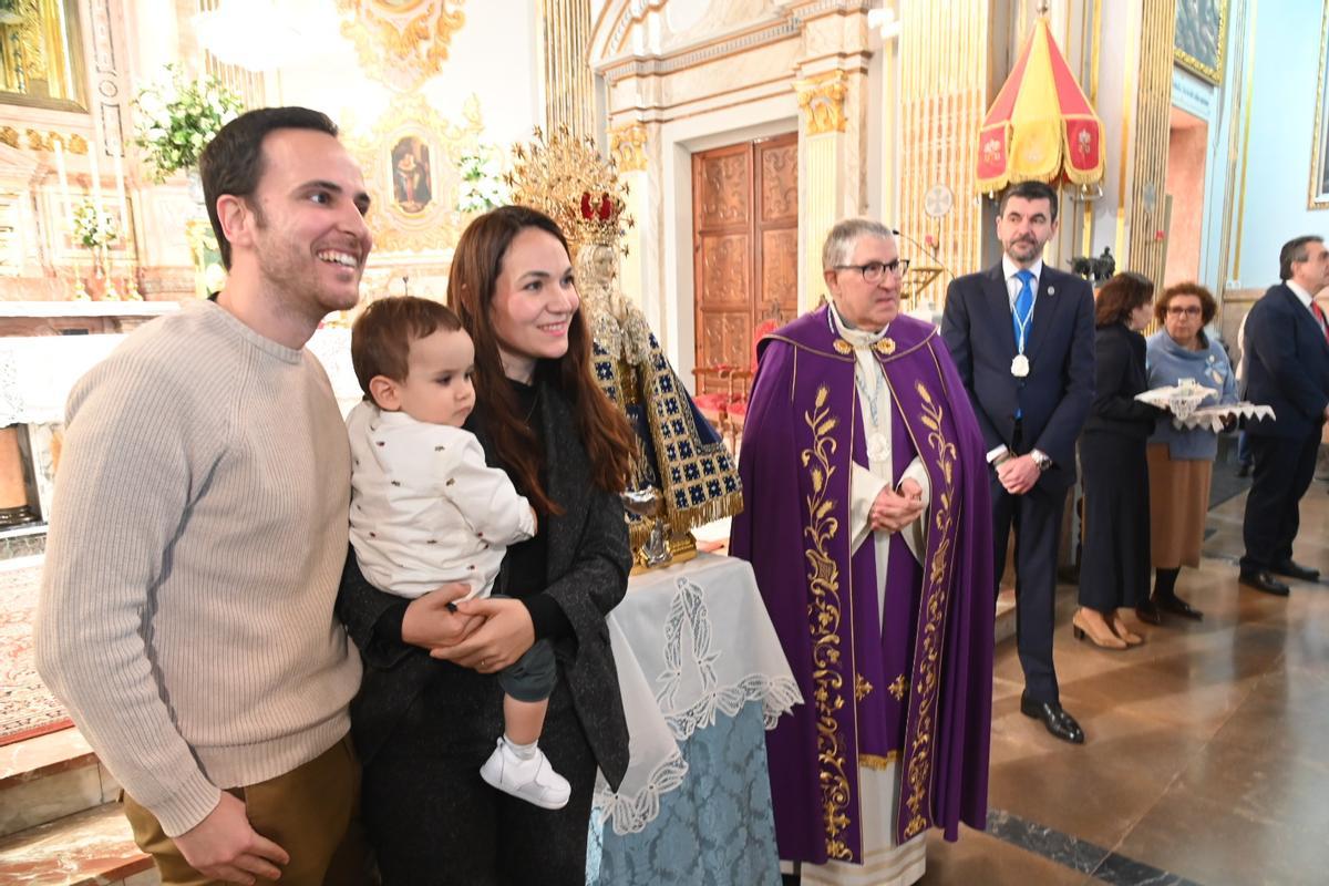 Cientos de personas se han acercado esta mañana a la basílica del Lledó.