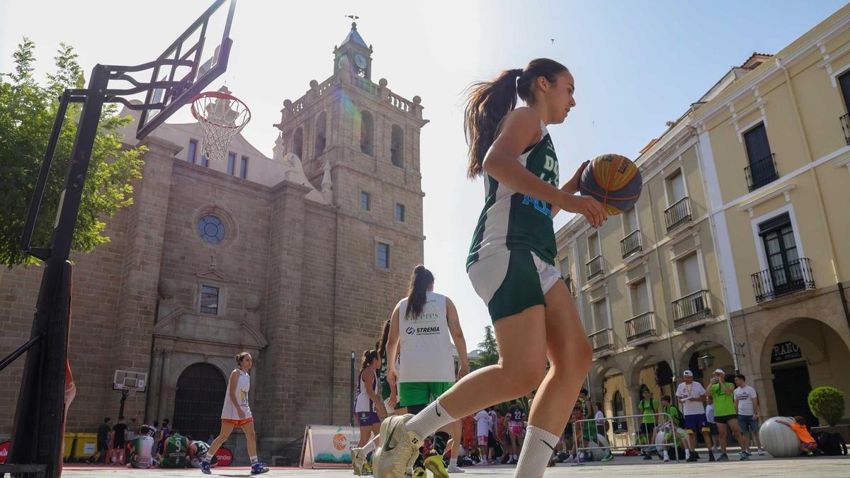 Jovenes participan en la pasada edición del 3x3 Street Basket.