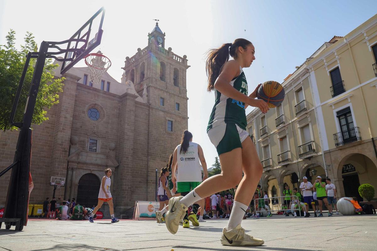 Jovenes participan en la pasada edición del 3x3 Street Basket.