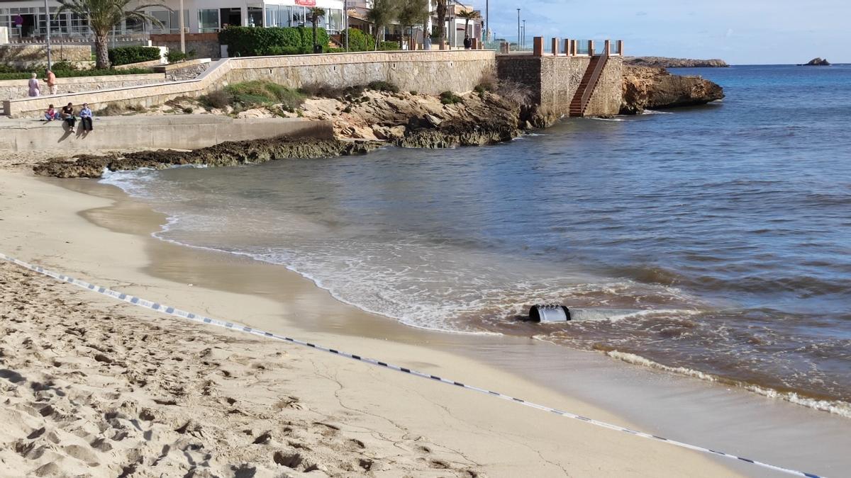 Cerrada la playa de Son Moll por la rotura de una tubería de aguas fecales