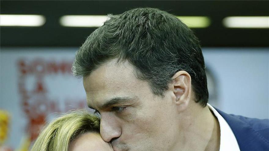 Pedro Sánchez muestra su &quot;consternación&quot; por el fallecimiento de Chacón