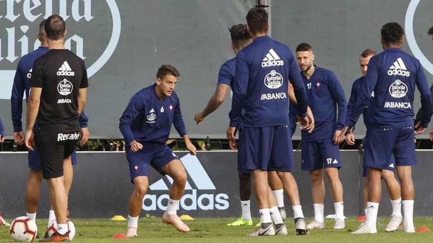 Aspas, Radoja, Mor y Araújo, de espaldas, Juncà, Lobotka, Boufal y Okay, durante el entrenamiento celebrado ayer en A Madroa // Alba Villar