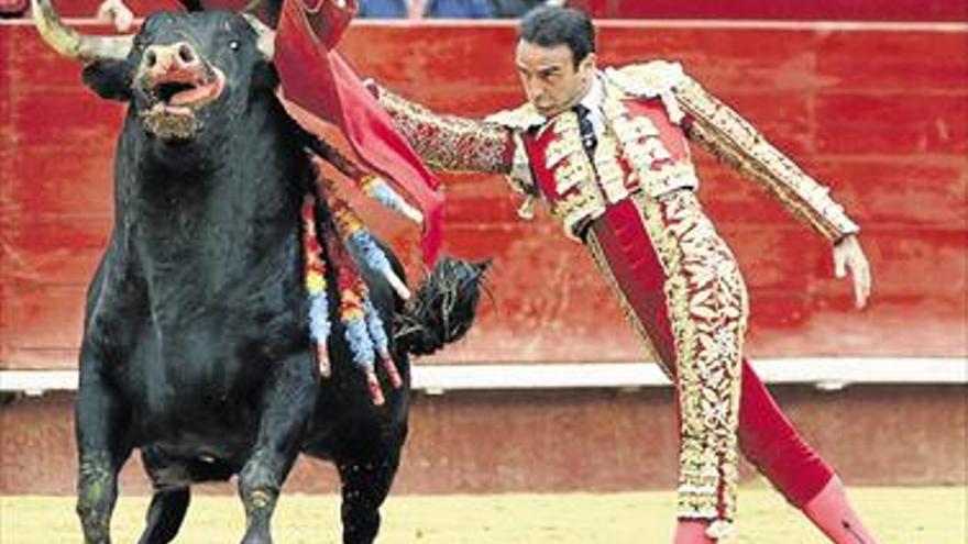 PONCE RECIBE UNA OREJA BENÉVOLA Y SOLITARIA EN FALLAS