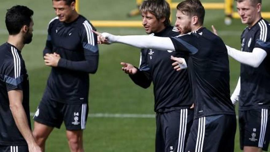 Flavio Coentrao, en el centro, durante un entrenamiento.