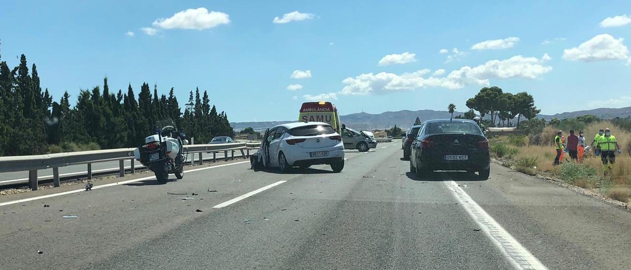 El siniestro ocurrido el domingo en la autovía de Alicante-Madrid, entre Elda y Novelda, que la Guardia Civil de Tráfico está investigando.