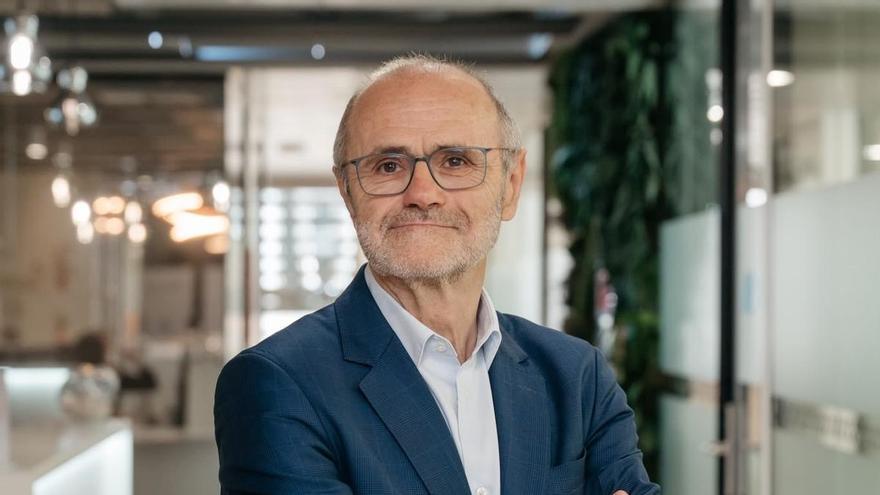 Luis Atienza, exministro y expresidente de Red Eléctrica: "Nos hemos dejado comer la tostada en vehículos eléctricos y ahora nos quejamos de los chinos"