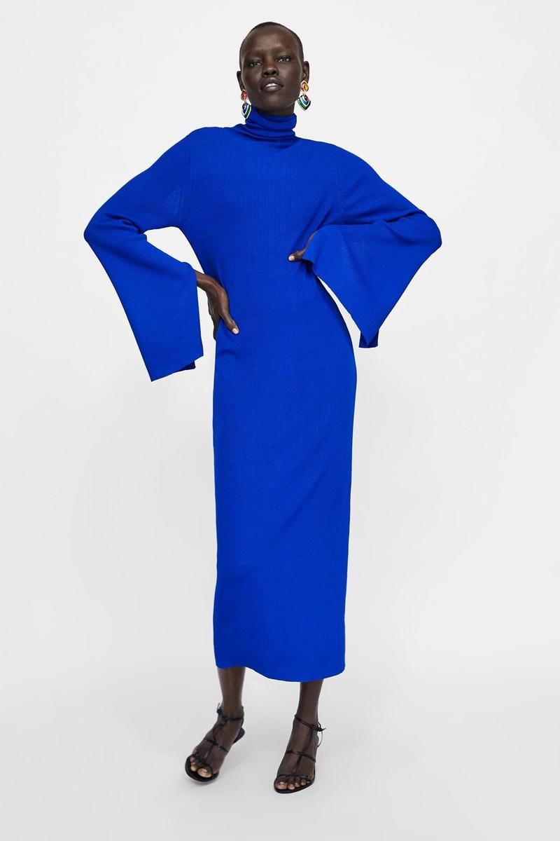 Vestido largo azul de canalé, de Zara (Precio: 29,95 euros)
