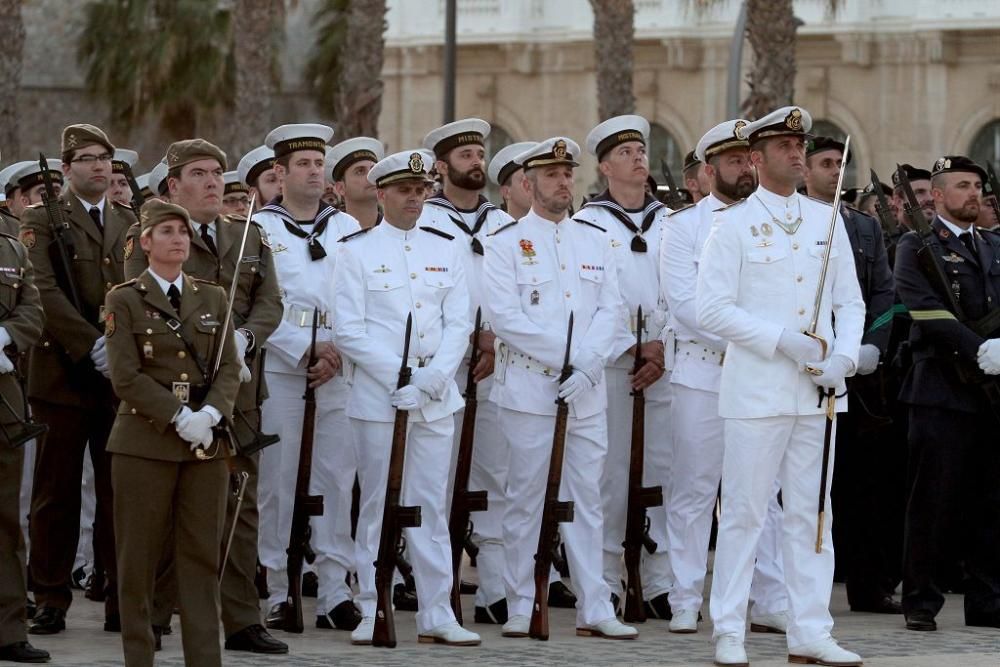 Honores a la bandera en el puerto