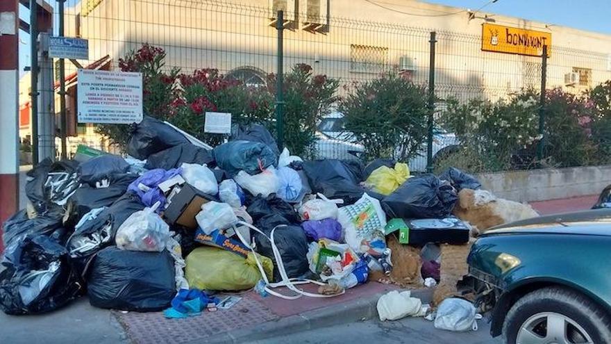 Montaña de residuos sin recoger la semana pasada al lado de las empresas del polígono.