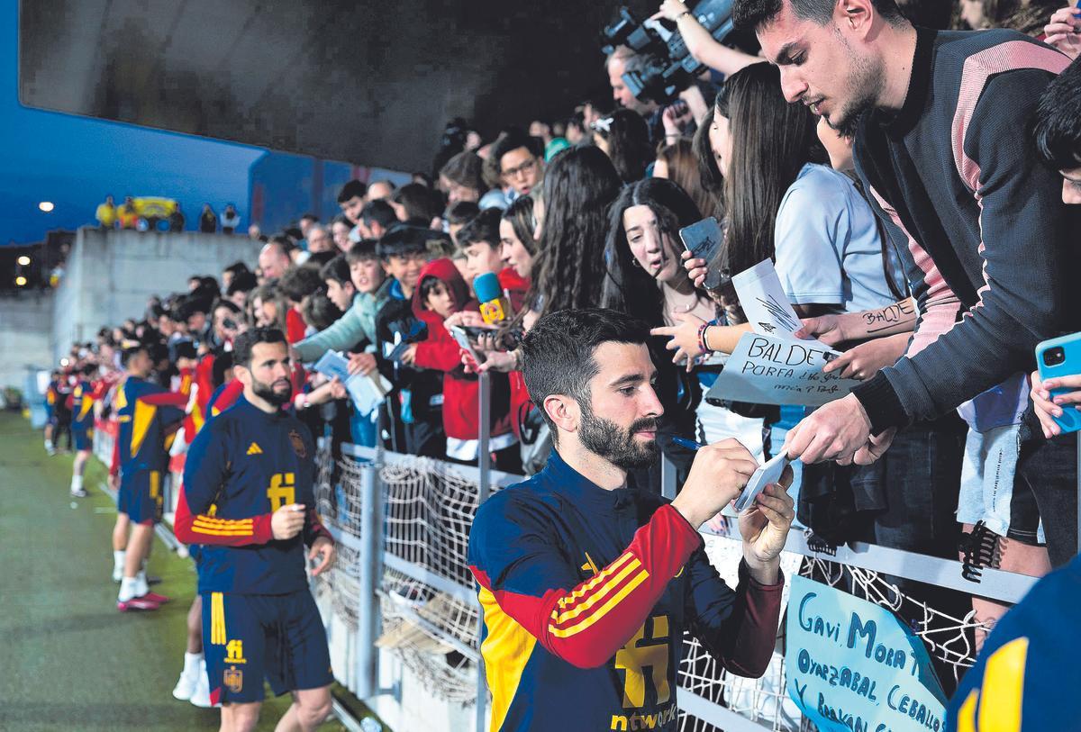 Gayà firma autógrafos antes del entrenamiento de la Selección