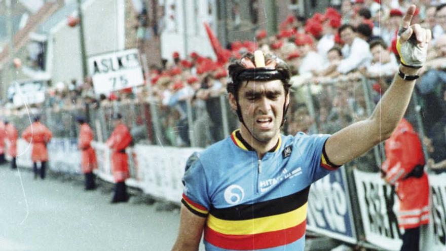 Criquielion, tras caerse en el Mundial de 1988.