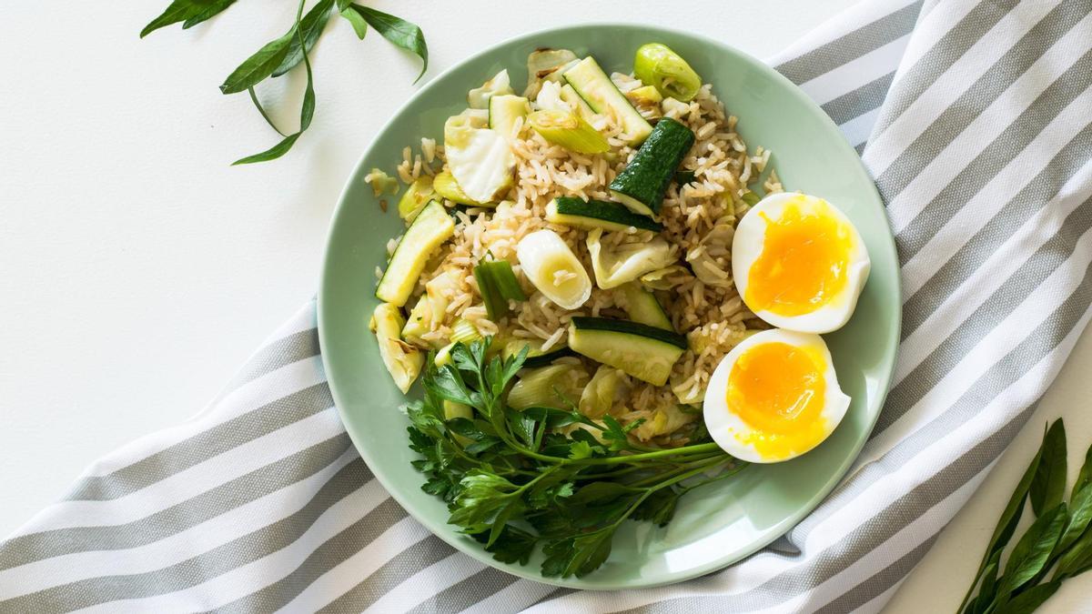 Un plato de comida saludable.