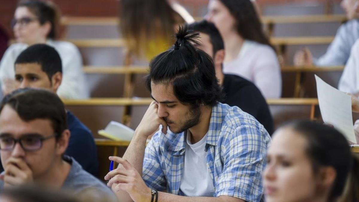 Alumnos haciendo un examen.