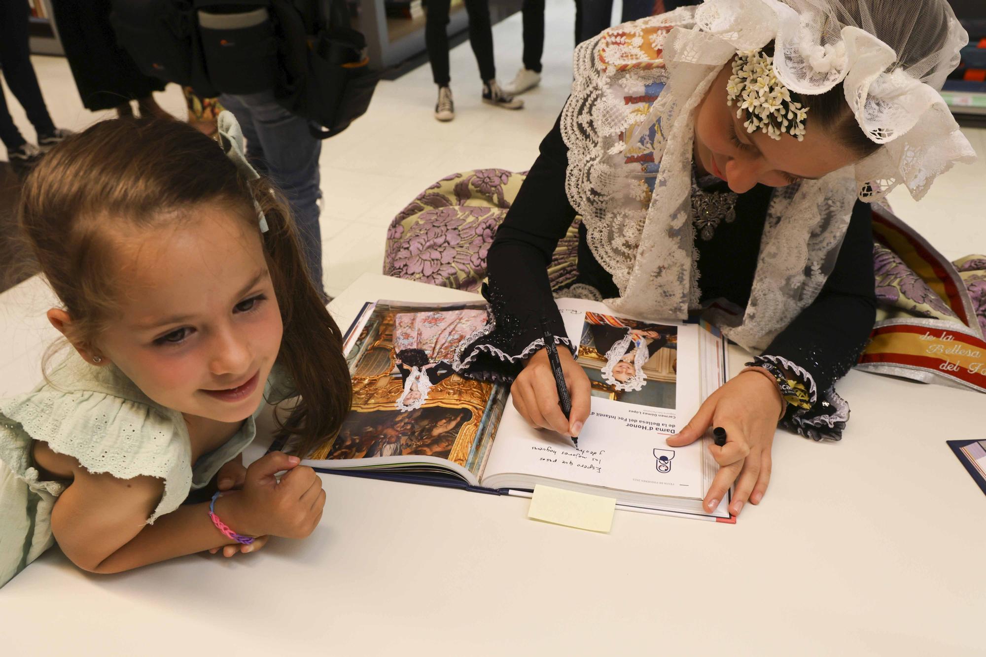 Les Belleas del Foc y sus Damas de Honor firman el Festa de Fogueres en El Corte Inglés