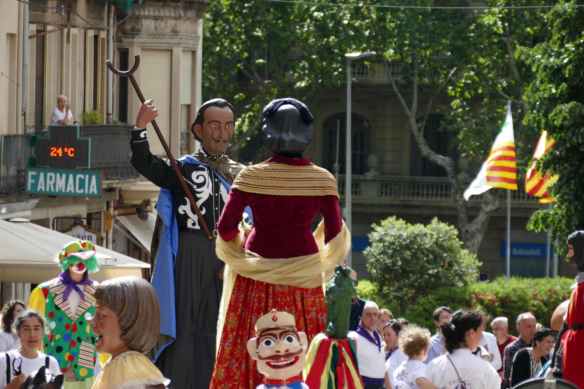 Vuit colles gegants passegen pel centre de Figueres