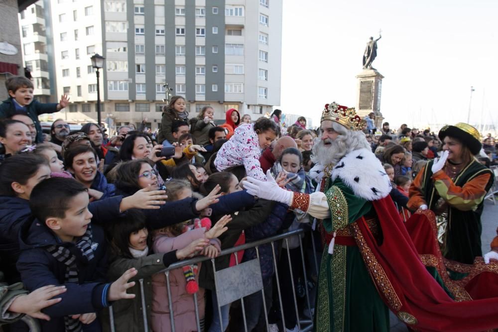 Una multitud recibe a los Reyes Magos en Gijón.