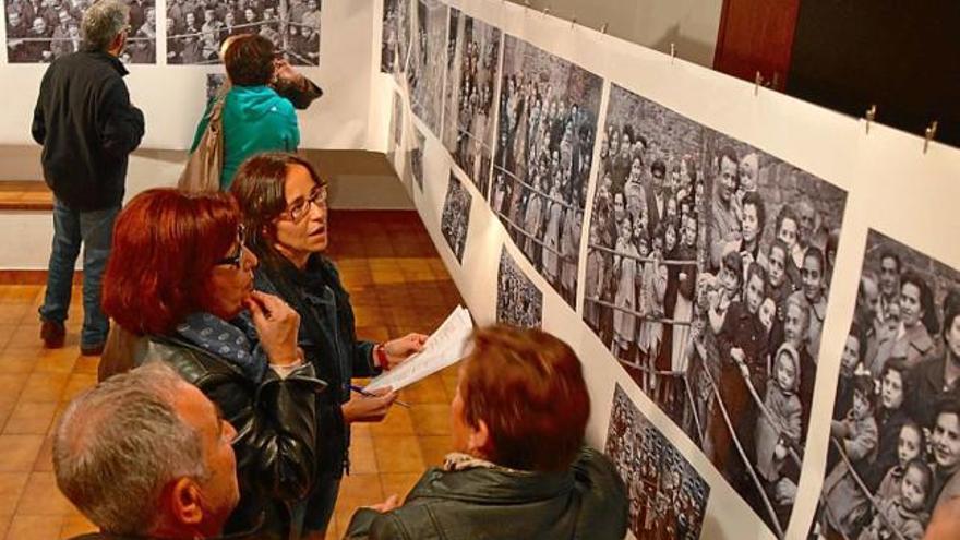 Visitants a la mostra, identificant els moianesos assistents a la festa