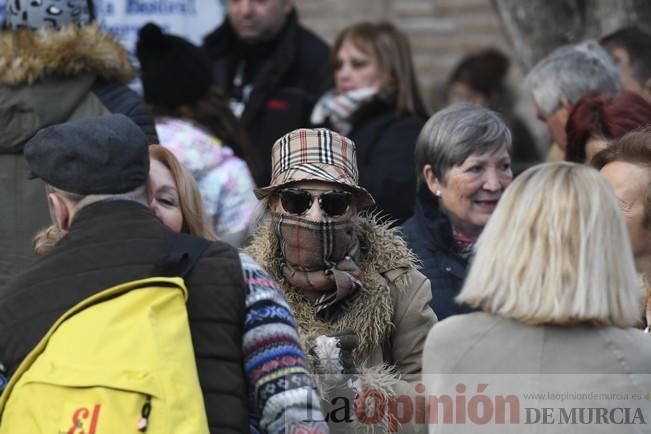 Los romeros acompañan a la Santa pese al frío.