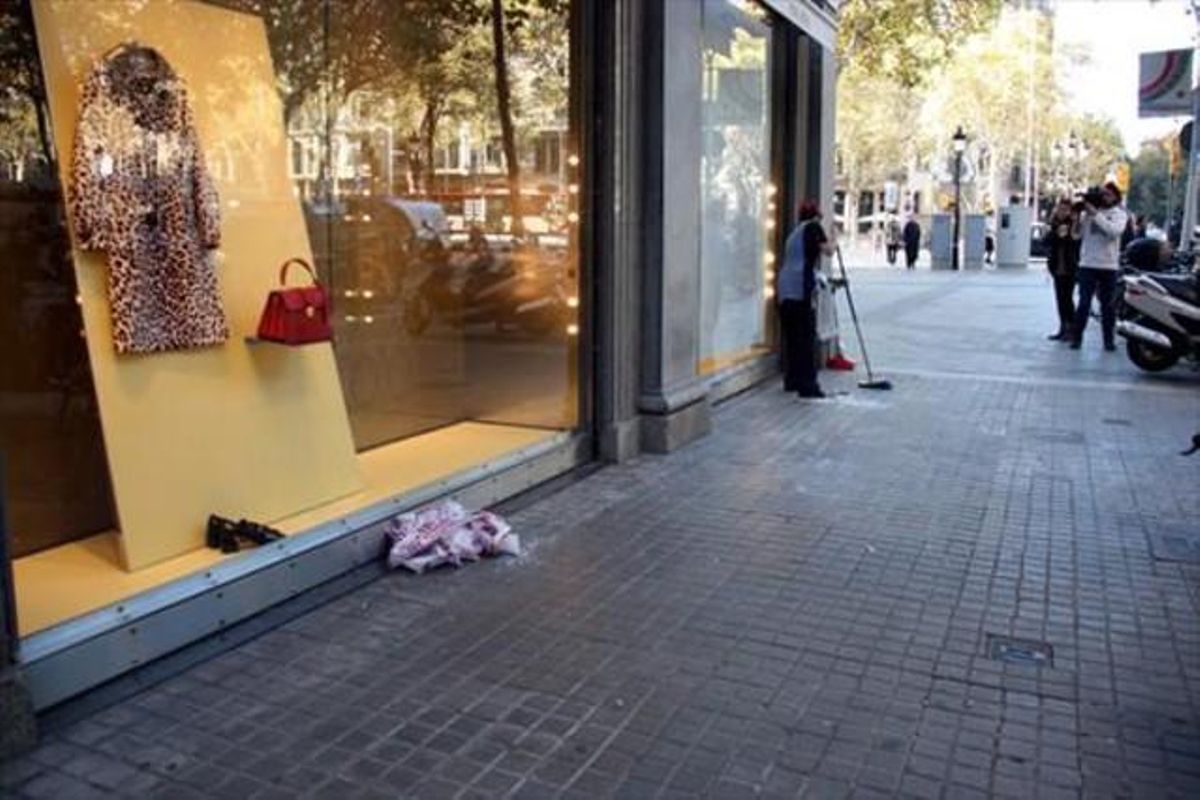 Neteja per un allunatge al passeig de Gràcia. Neteja per un allunatge al passeig de Gràcia.