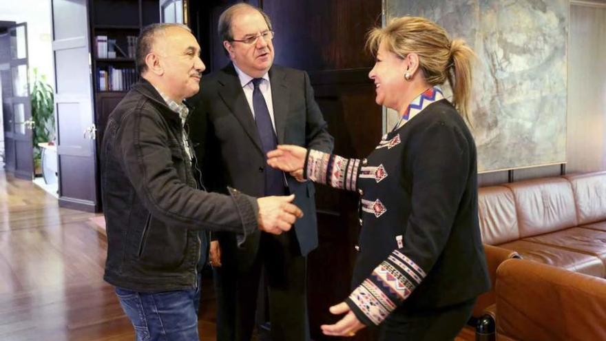 José María Álvarez (zquierda), con Herrera (centro) y Rosa Valdeón. Foto Ical