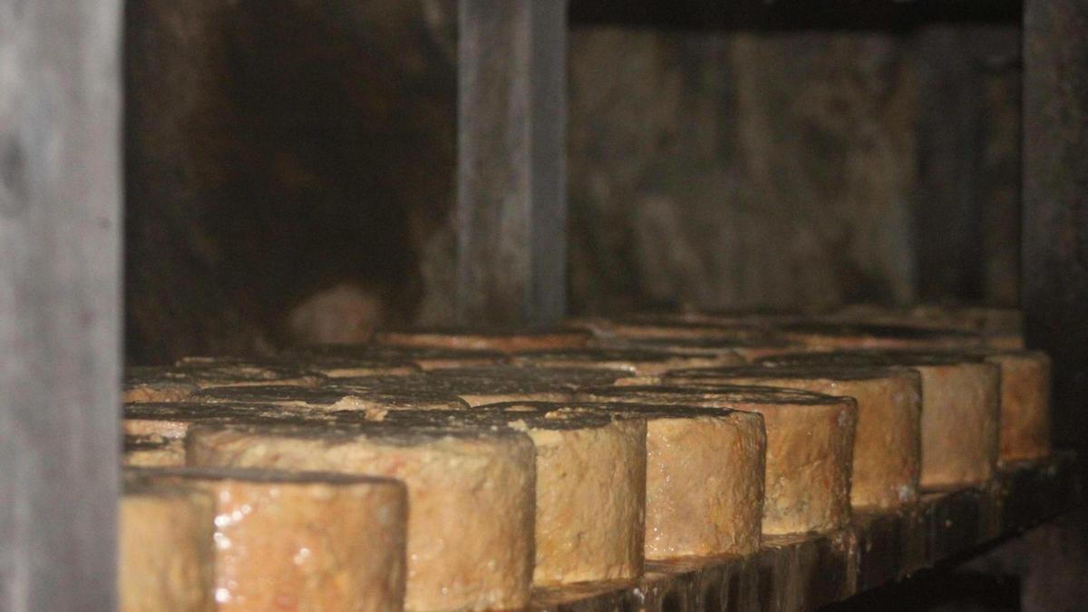 El proceso de curación se lleva a cabo en cuevas naturales dentro de las montañas