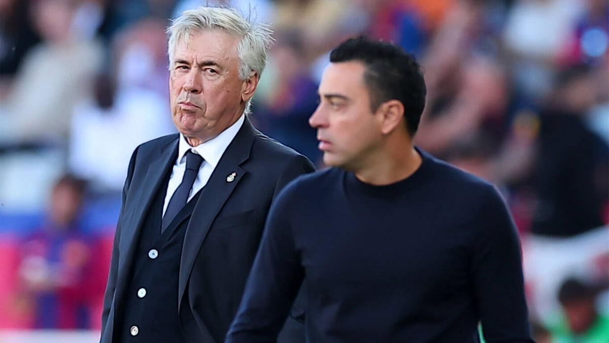 Carlo Ancelotti y Xavi Hernández, en una imagen de archivo